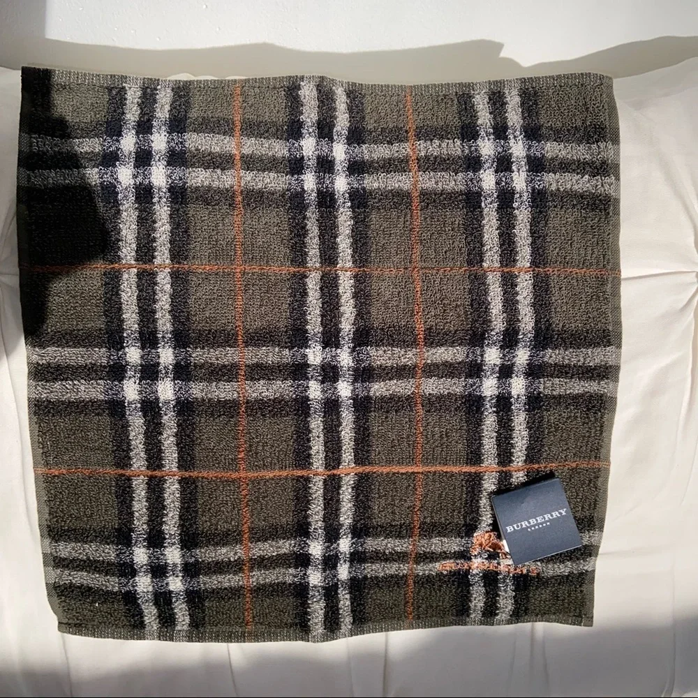 Burberry hand towel set